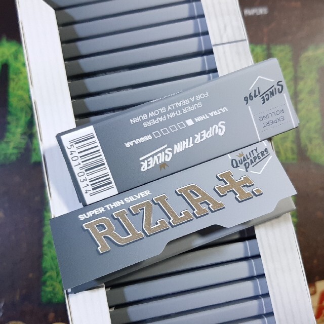 老舗 Rizla リズラ シルバー 極薄 ペーパー 50個 手巻きタバコ用 メンズのファッション小物(タバコグッズ)の商品写真