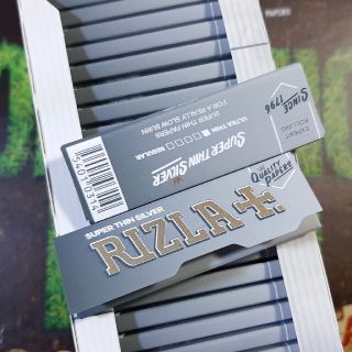 老舗 Rizla リズラ シルバー 極薄 ペーパー 50個 手巻きタバコ用(タバコグッズ)