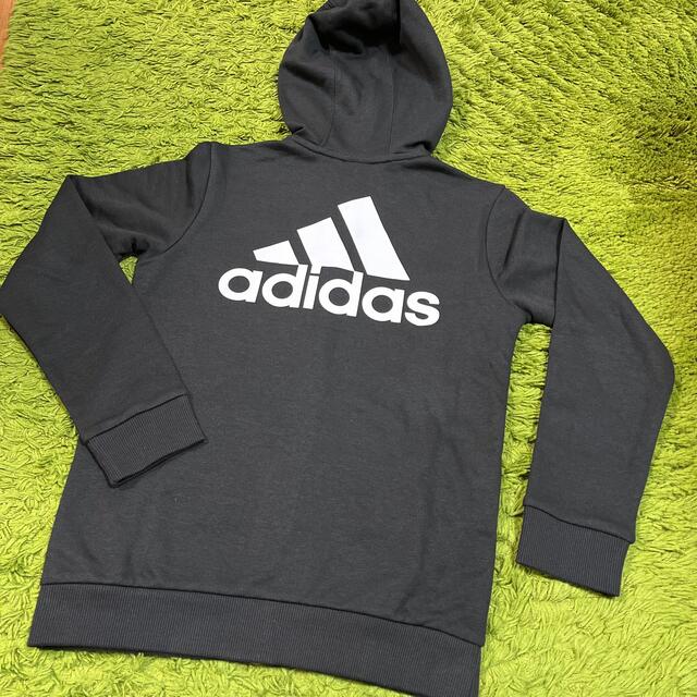 adidas(アディダス)の人気のアディダスロゴ黒パーカー150サイズ キッズ/ベビー/マタニティのキッズ服男の子用(90cm~)(その他)の商品写真