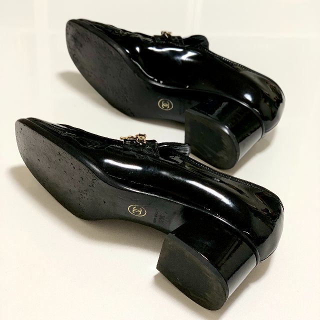 CHANEL(シャネル)の3553 シャネル パテント チェーン ココマーク ローファー パンプス レディースの靴/シューズ(ハイヒール/パンプス)の商品写真