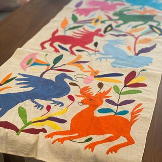 メキシコの伝統刺繍 オトミ刺繍 カラフルなテーブルランナーの通販 by