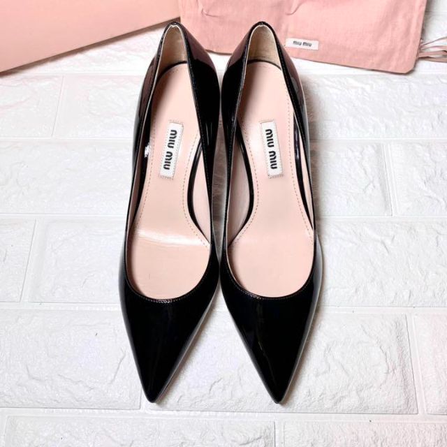 ギフト 新品未使用/正規店購入/Miu miu 黒エナメル パンプス - 通販