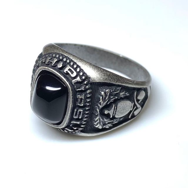 オニキス　カレッジリング☆サイドに紋章　アンティーク調指輪 レディースのアクセサリー(リング(指輪))の商品写真