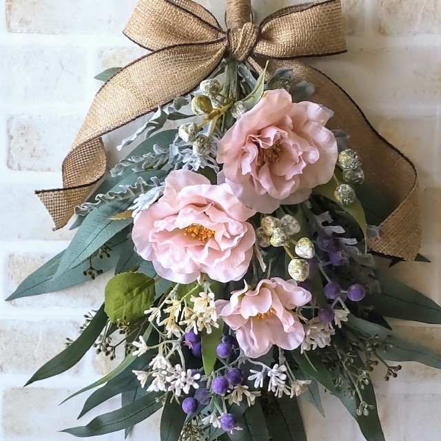 ユーカリとピンクベージュのバラのスワッグ  ハンドメイド  リース  造花 ハンドメイドのフラワー/ガーデン(リース)の商品写真
