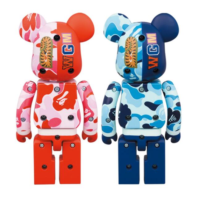 A BATHING APE(アベイシングエイプ)のBE@RBRICK BAPE ABC CAMO SHARK PINK／BLUE エンタメ/ホビーのフィギュア(その他)の商品写真