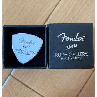 フェンダー(Fender)の白RUDE GALLERY×Fender / PICK PINS ピンバッチ(その他)