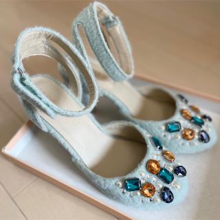 【新品】リリーブラウン　綺麗な刺繍デザイン　ストラップパンプス