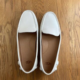 アグ(UGG)のUGG  フローレス　レザー　フラットシューズ　白(スリッポン/モカシン)