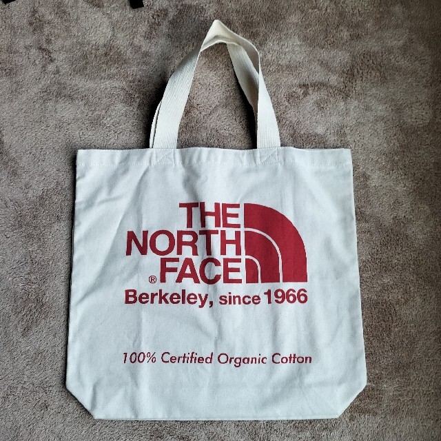 THE NORTH FACE(ザノースフェイス)のザ・ノース・フェイス　トート　赤　新品 レディースのバッグ(トートバッグ)の商品写真