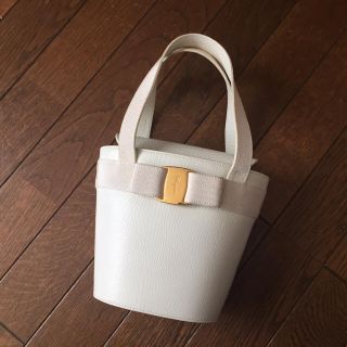 フェラガモ(Ferragamo)のフェラガモヴァラリボン ハンドバッグ(ハンドバッグ)