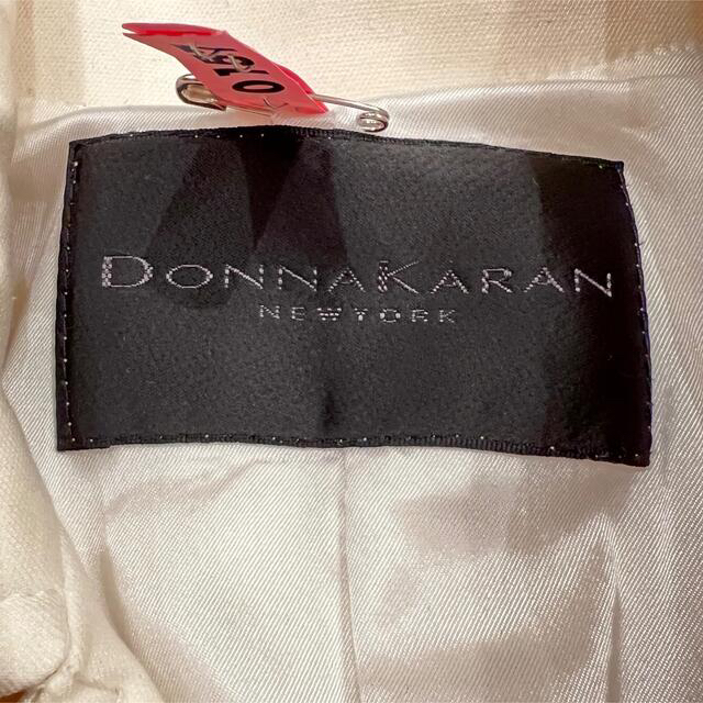 Donna Karan(ダナキャラン)の新春セール　美品　DONNA KARAN ダナキャラン　スプリングコート　白 レディースのジャケット/アウター(トレンチコート)の商品写真