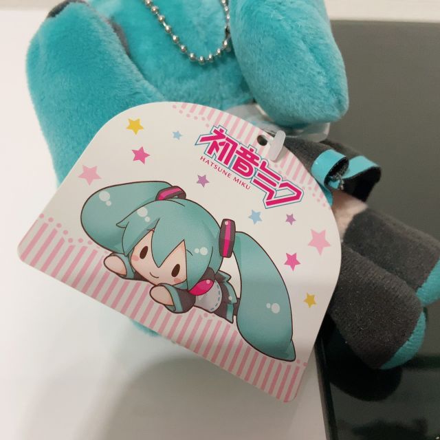 【新品】初音ミク 寝そべりキーチェーンマスコット（希少品・非売品） エンタメ/ホビーのおもちゃ/ぬいぐるみ(キャラクターグッズ)の商品写真