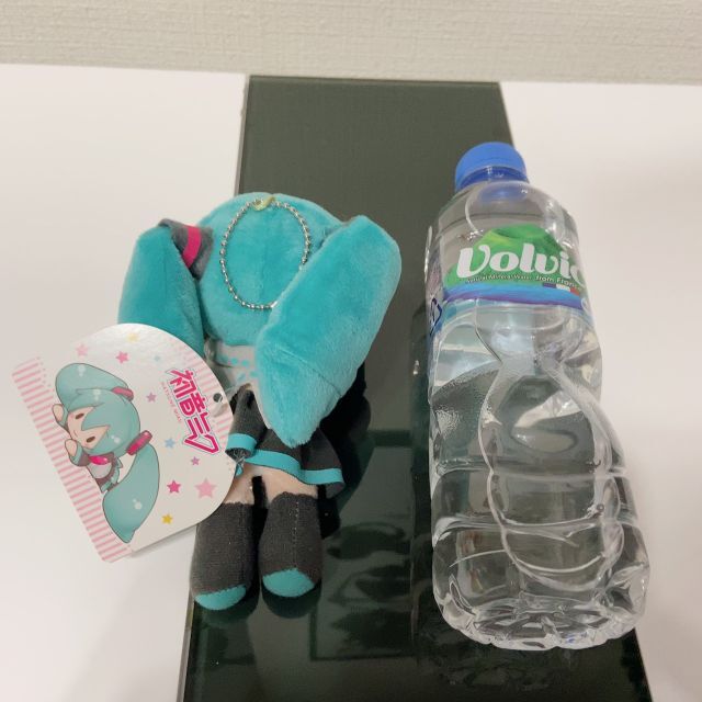 【新品】初音ミク 寝そべりキーチェーンマスコット（希少品・非売品） エンタメ/ホビーのおもちゃ/ぬいぐるみ(キャラクターグッズ)の商品写真