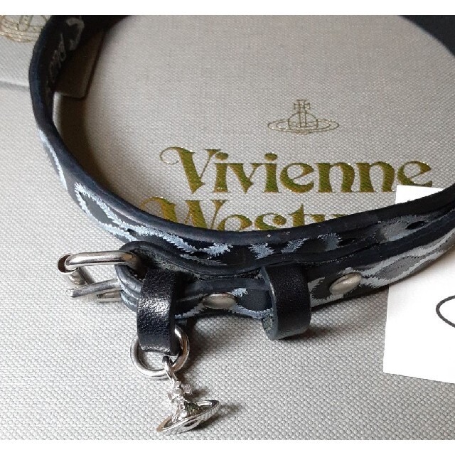 Vivienne Westwood(ヴィヴィアンウエストウッド)のヴィヴィアン スクイグル柄 レザー チョーカー Cuff レディースのアクセサリー(ブレスレット/バングル)の商品写真