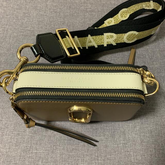 MARC BY MARC JACOBS(マークバイマークジェイコブス)の値引き　マークジェイコブス　ショルダーバック　スナップショットベージュ レディースのバッグ(ショルダーバッグ)の商品写真