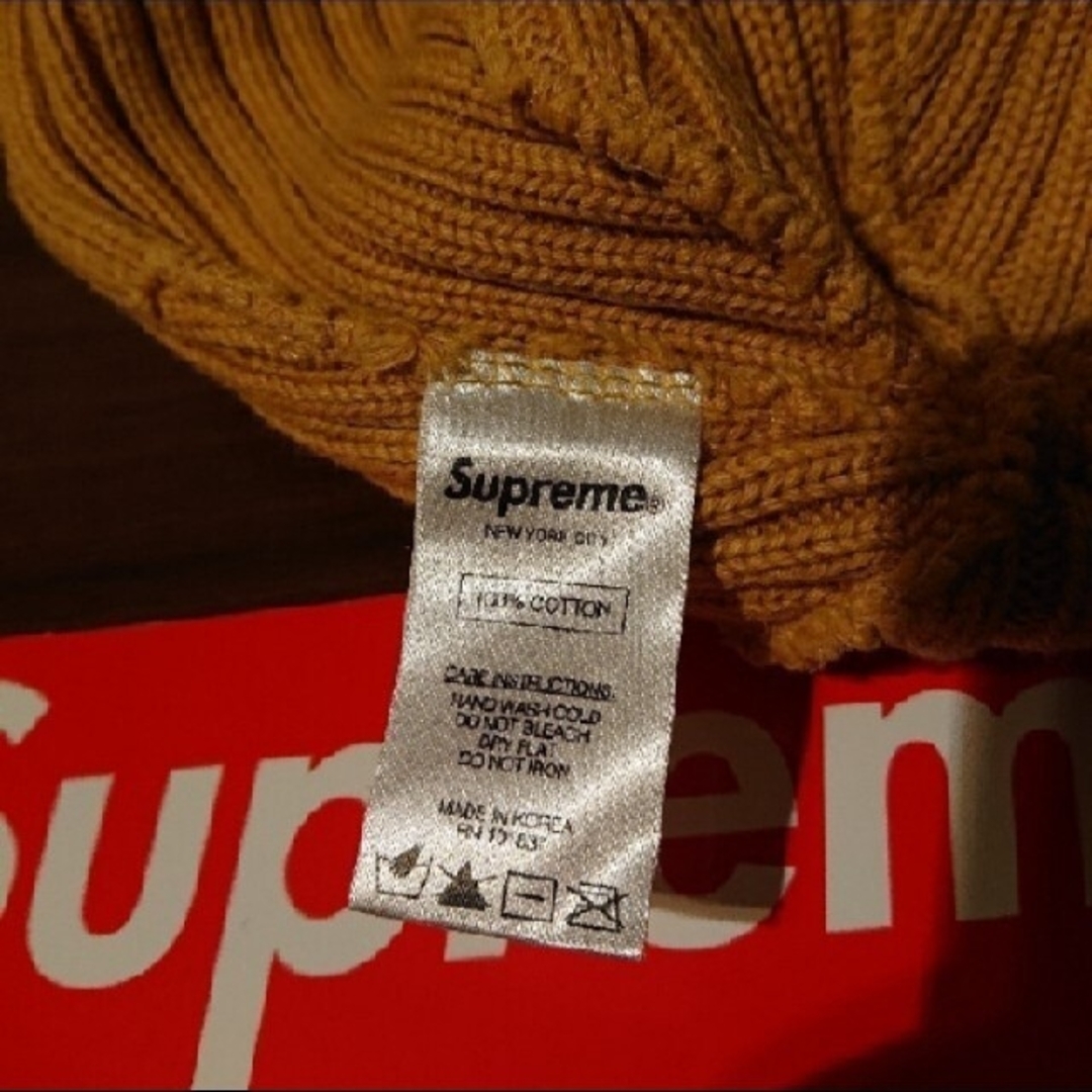 Supreme(シュプリーム)の試着のみ　シュプリーム　supreme ボックスロゴ　ビーニー　ニット帽　赤ロゴ レディースの帽子(ニット帽/ビーニー)の商品写真