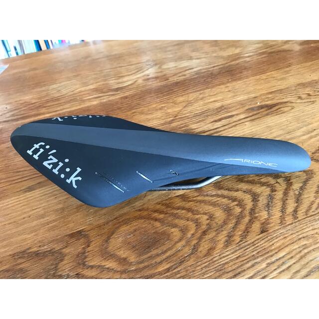 fizik フィジーク アリオネ ARIONE R3 kium 黒　中古 スポーツ/アウトドアの自転車(パーツ)の商品写真