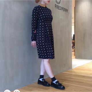 フレッドペリー(FRED PERRY)のFRED PERRY ペイズリー柄ドレス　ワンピース　ネイビー　サイズ8(ひざ丈ワンピース)