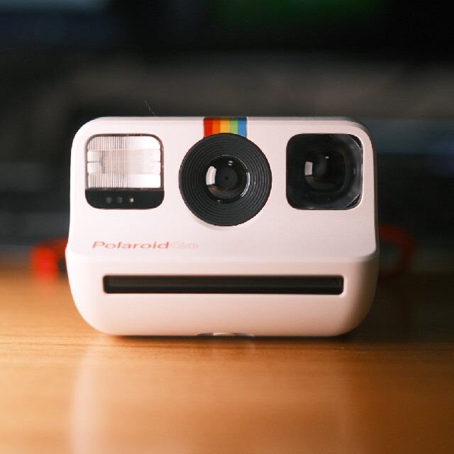 Polaroid Go 本体と8枚入りフィルムパックカメラ