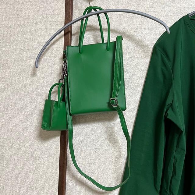 ZARA(ザラ)のグリーン　スクエアショルダーバッグ レディースのバッグ(ショルダーバッグ)の商品写真