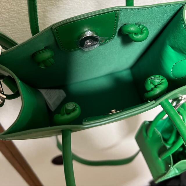 ZARA(ザラ)のグリーン　スクエアショルダーバッグ レディースのバッグ(ショルダーバッグ)の商品写真