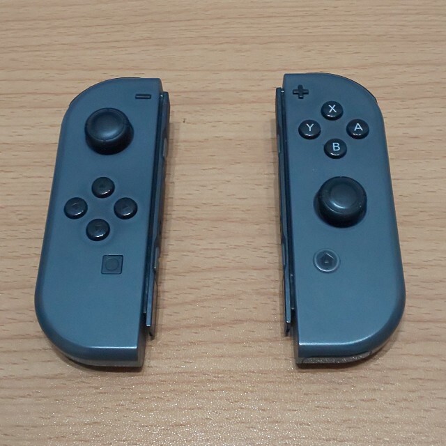 Nintendo Switch(ニンテンドースイッチ)のNINTENDO SWITCH ジョイコン JOY-CON グレー 中古 美品 エンタメ/ホビーのゲームソフト/ゲーム機本体(その他)の商品写真