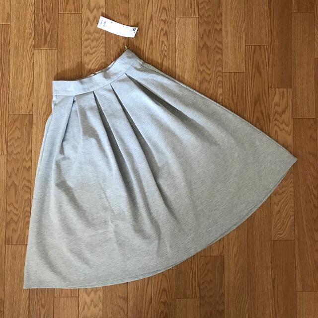 GU(ジーユー)の未使用タグ付　GU バックジップフレアスカート レディースのスカート(ひざ丈スカート)の商品写真