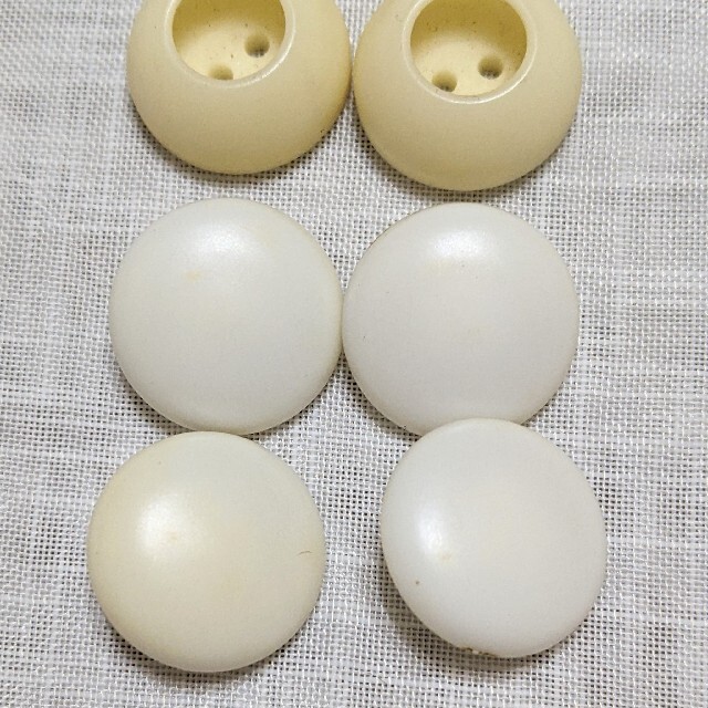 ヴィンテージ　ボタン　8個　白系　昭和レトロ　ハンドメイドに　ビンテージ ハンドメイドの素材/材料(各種パーツ)の商品写真