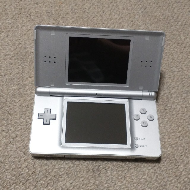 外箱有り 状態良好 ニンテンドーDS Lite グロス シルバー本体 エンタメ/ホビーのゲームソフト/ゲーム機本体(家庭用ゲーム機本体)の商品写真