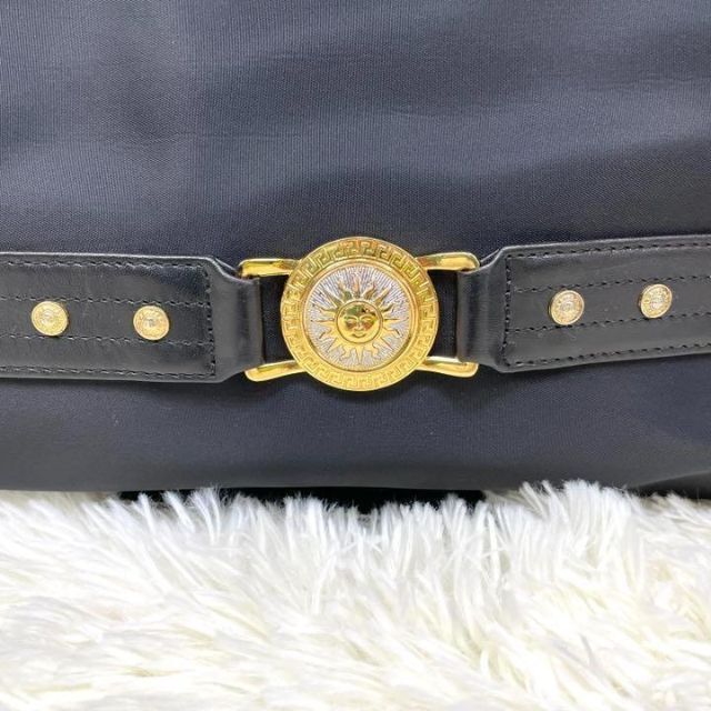 Gianni Versace(ジャンニヴェルサーチ)のVERSACE♡トートバッグ A4収納可能 レザー ナイロン 黒 金 ベルサーチ レディースのバッグ(トートバッグ)の商品写真