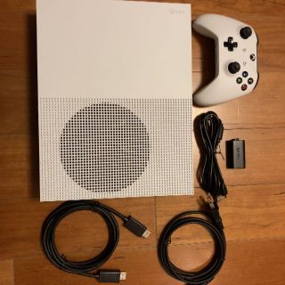 エックスボックス(Xbox)のXbox One S 1TB ソフト2本、純正バッテリー(家庭用ゲーム機本体)