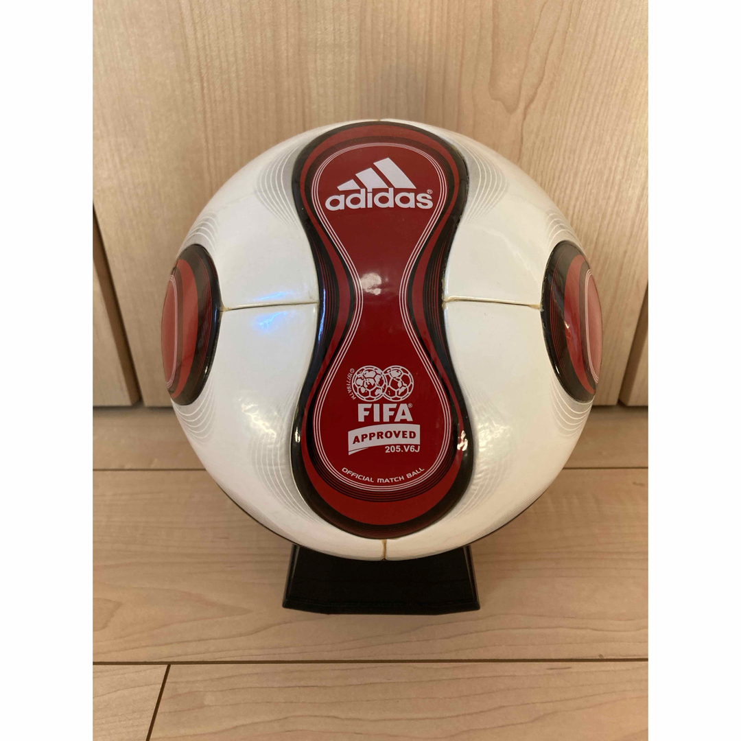 adidas(アディダス)のラスト１つ　赤白　チームガイスト  サッカーボール 　公式球　５号球　フィナーレ スポーツ/アウトドアのサッカー/フットサル(ボール)の商品写真