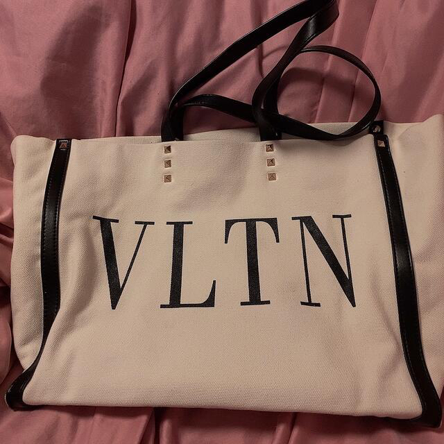VALENTINO(ヴァレンティノ)のVLTN トートバッグ レディースのバッグ(トートバッグ)の商品写真