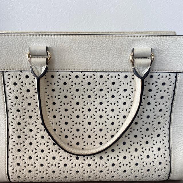 kate spade new york(ケイトスペードニューヨーク)の【美品】ゲートスペード　ショルダーハンドバッグ　ホワイト レディースのバッグ(ハンドバッグ)の商品写真