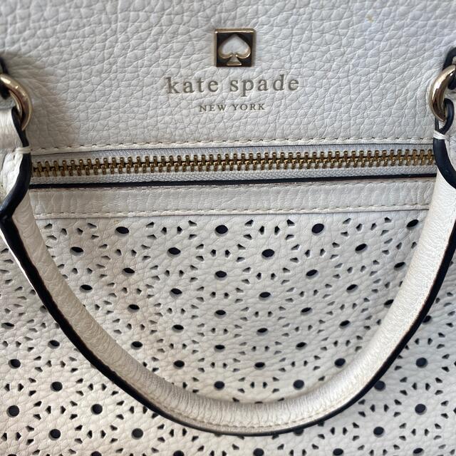 kate spade new york(ケイトスペードニューヨーク)の【美品】ゲートスペード　ショルダーハンドバッグ　ホワイト レディースのバッグ(ハンドバッグ)の商品写真