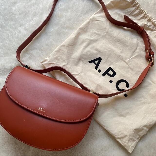 A.P.C ショルダーバッグ　ハーフムーンレディース