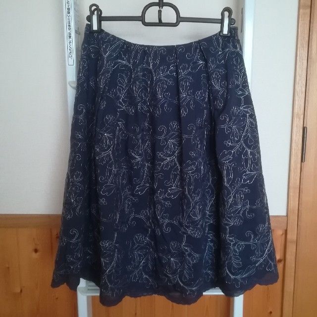 EMMAJAMES(エマジェイム)の刺繡調　フレアースカート　ネイビー レディースのスカート(ひざ丈スカート)の商品写真