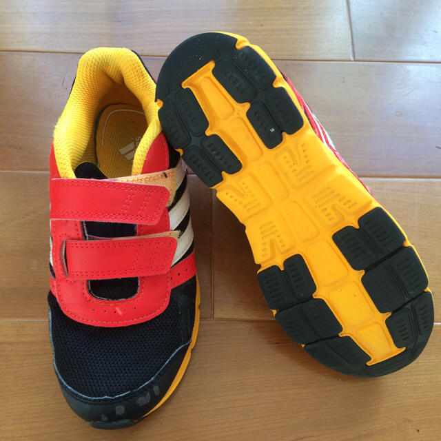 adidas(アディダス)のスポーツシューズ キッズ/ベビー/マタニティのキッズ靴/シューズ(15cm~)(スニーカー)の商品写真