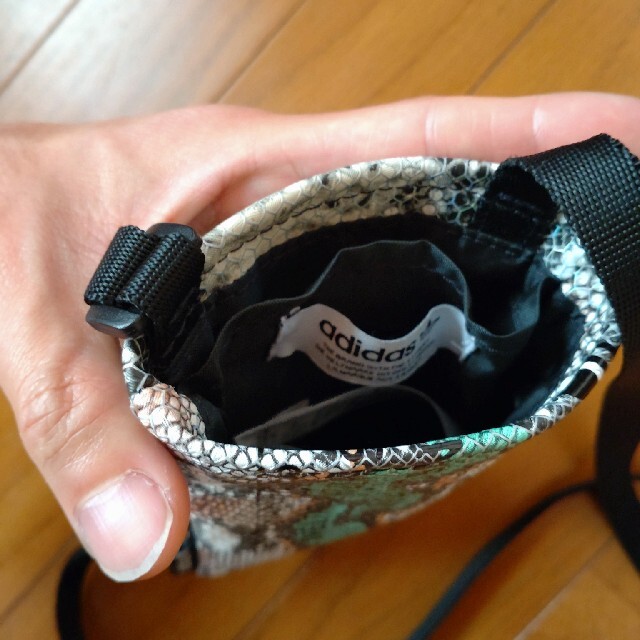 adidas(アディダス)のadidas　ポーチ　サコッシュ　スネーク　ヘビ柄 メンズのバッグ(ショルダーバッグ)の商品写真