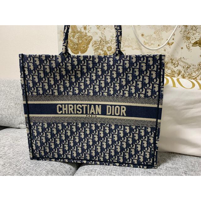 Christian Dior(クリスチャンディオール)のDIOR ブックトート ラージサイズ バケットハットネイビー58 レディースのバッグ(トートバッグ)の商品写真