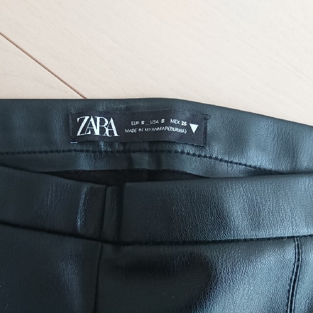 ZARA(ザラ)のZARA☆レザー風スキニー レディースのパンツ(スキニーパンツ)の商品写真