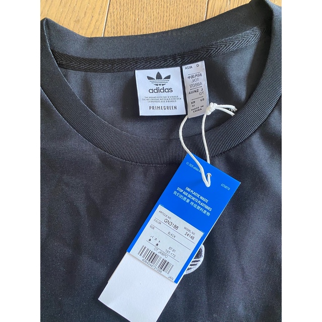 adidas(アディダス)ののすけ様専用　アディダスオリジナルスのコート　新品未使用とTシャツ　2点 レディースのジャケット/アウター(ダウンジャケット)の商品写真