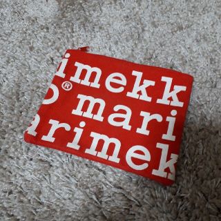 マリメッコ(marimekko)のmarimekko*ロゴポーチ　赤(ポーチ)