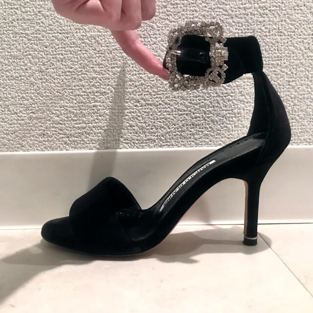 MANOLO BLAHNIK(マノロブラニク)のビジュー バックル ベロア  サンダル ハンギシ マノロブラニク レディースの靴/シューズ(ハイヒール/パンプス)の商品写真