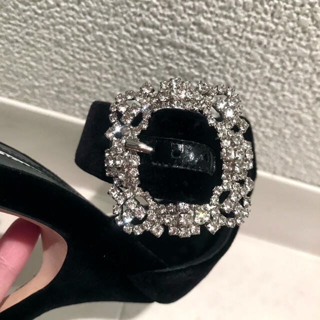 MANOLO BLAHNIK(マノロブラニク)のビジュー バックル ベロア  サンダル ハンギシ マノロブラニク レディースの靴/シューズ(ハイヒール/パンプス)の商品写真