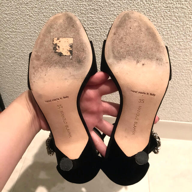 MANOLO BLAHNIK(マノロブラニク)のビジュー バックル ベロア  サンダル ハンギシ マノロブラニク レディースの靴/シューズ(ハイヒール/パンプス)の商品写真