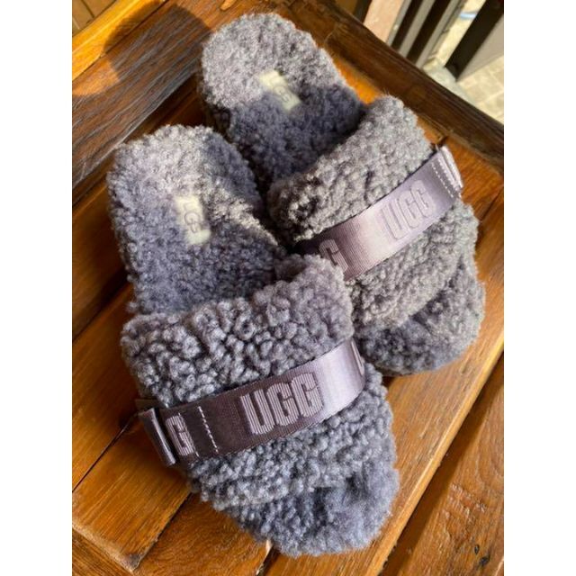 UGG(アグ)の完売しました。。。美品✨22㎝✨UGG✨Fluffita✨フラッフィータ✨グレー レディースの靴/シューズ(サンダル)の商品写真