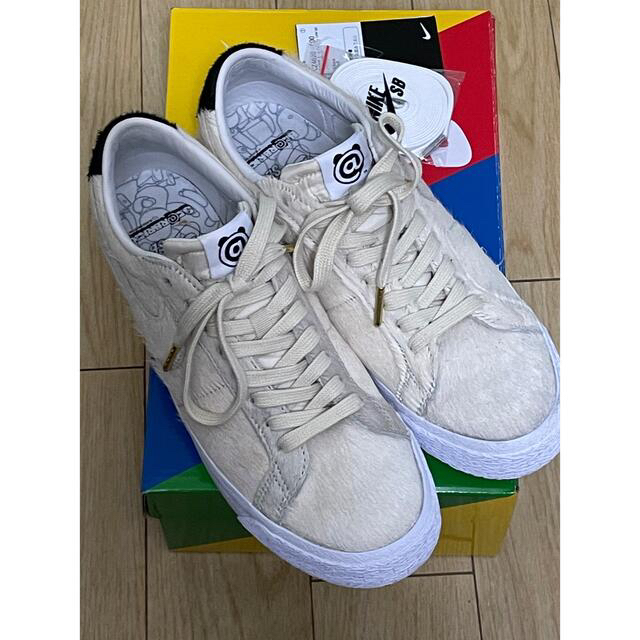 NIKE(ナイキ)のMEDICOM TOY NIKE SB BLAZER LOW BE@RBRICK メンズの靴/シューズ(スニーカー)の商品写真