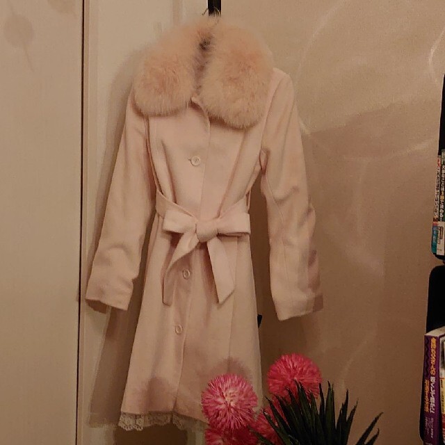 【INGNI 】新品未使用 タグ付き ファー ピンク コート 裾レース レディースのジャケット/アウター(ロングコート)の商品写真