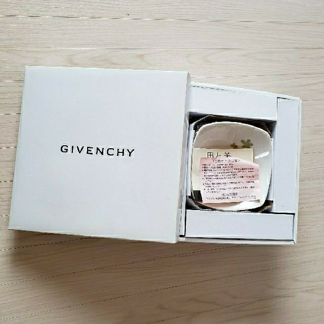 GIVENCHY(ジバンシィ)の【サンダルウッド様専用】ＧＩＶＥＮＣＨＹ　スクエアボールセット【新品・未使用】 インテリア/住まい/日用品のキッチン/食器(食器)の商品写真